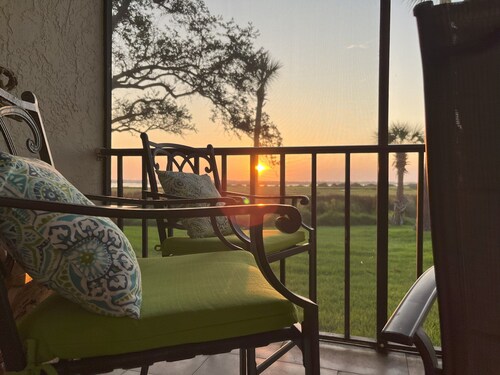 Sunrise Showcase - Serene direct river view!