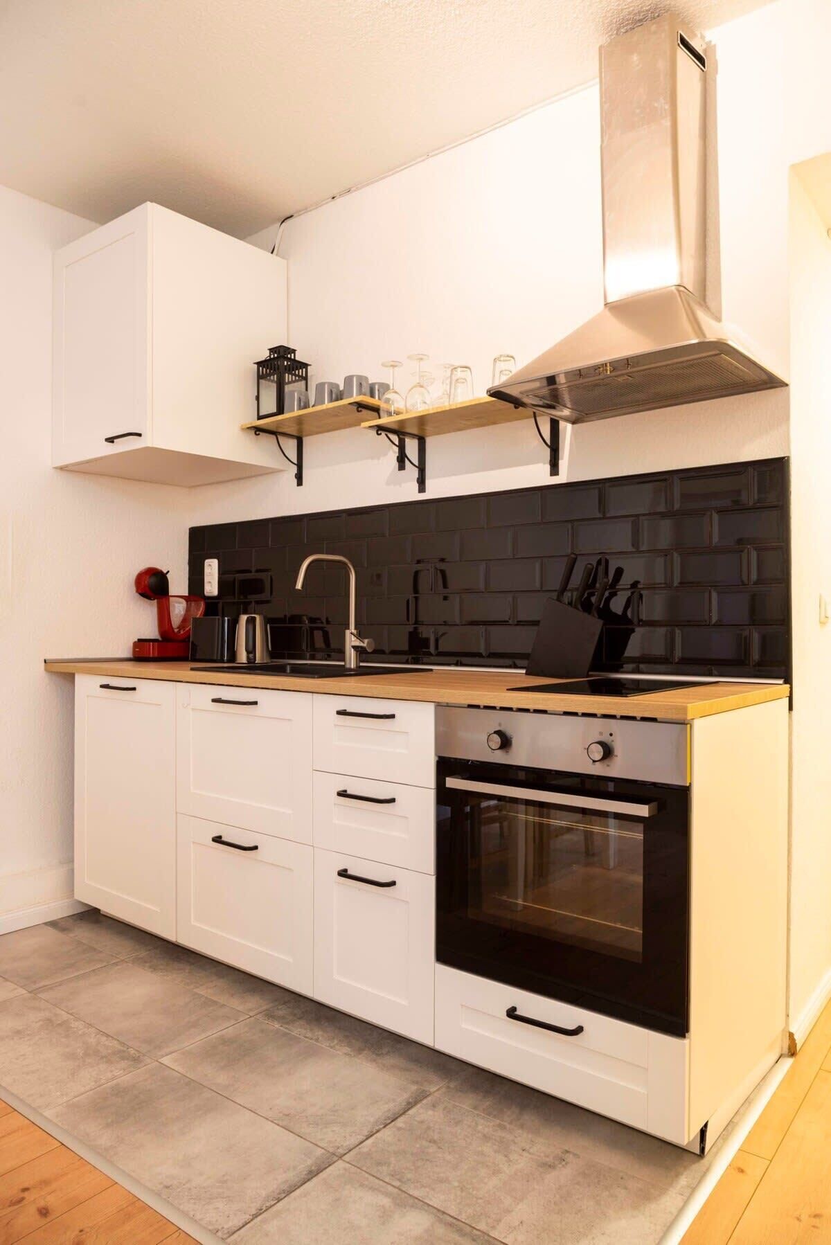 Réfrigérateur, four, plaque de cuisson, cafetière/bouilloire