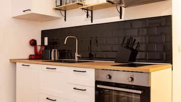 Fridge, oven, stovetop, coffee/tea maker