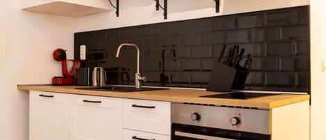 Réfrigérateur, four, plaque de cuisson, cafetière/bouilloire