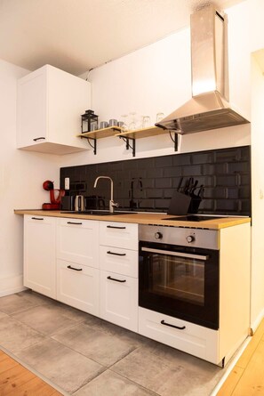 Frigorifero, forno, piano cottura, macchina per tè/caffè