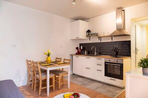 Fridge, oven, stovetop, coffee/tea maker