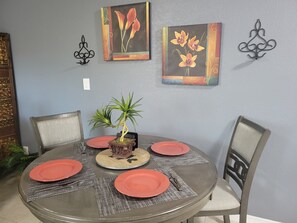 Dining - Condo#3. KING SIZE BED, HIGH SPEED INTERNET and FREE PARKING. (Hollywood)