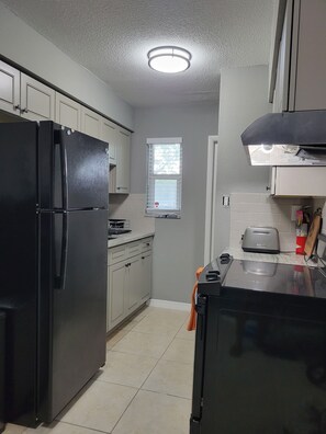 Fridge, microwave, oven, stovetop - Condo#3. KING SIZE BED, HIGH SPEED INTERNET and FREE PARKING. (Hollywood)