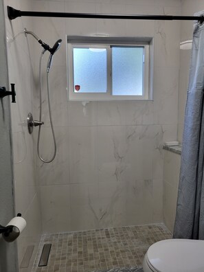 Shower, hair dryer, towels, soap - Condo#3.  KING SIZE BED, HIGH SPEED INTERNET and FREE PARKING. (Hollywood)