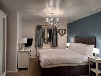 Charming Wentworth Lodge With Countryside Views