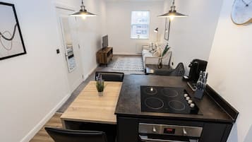 Réfrigérateur, micro-ondes, four, plaque de cuisson