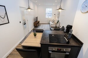 Fridge, microwave, oven, stovetop - Contemporary Bolton Apartment in Central Location (Bolton)