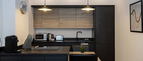 Kühlschrank, Mikrowelle, Ofen, Herdplatte