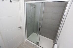 Shower, hair dryer, towels, shampoo - Contemporary Bolton Apartment in Central Location (Bolton)