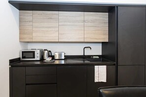 Fridge, microwave, oven, stovetop - Contemporary Bolton Apartment in Central Location (Bolton)