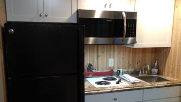 Grand réfrigérateur, micro-ondes, plaque de cuisson