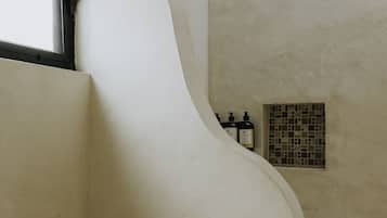 Een douche, een haardroger, vloerverwarming, handdoeken