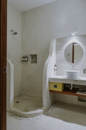 Buồng tắm vòi sen, máy sấy tóc, sàn nhà có sưởi, khăn tắm 