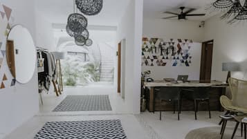 Quầy tiếp tân