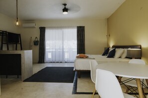 Premium bedding, in-room safe, blackout drapes, free WiFi