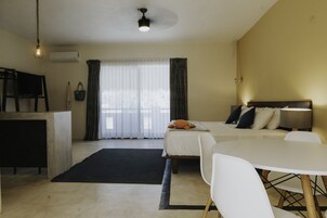 Ropa de cama de alta calidad y caja de seguridad en la habitación 