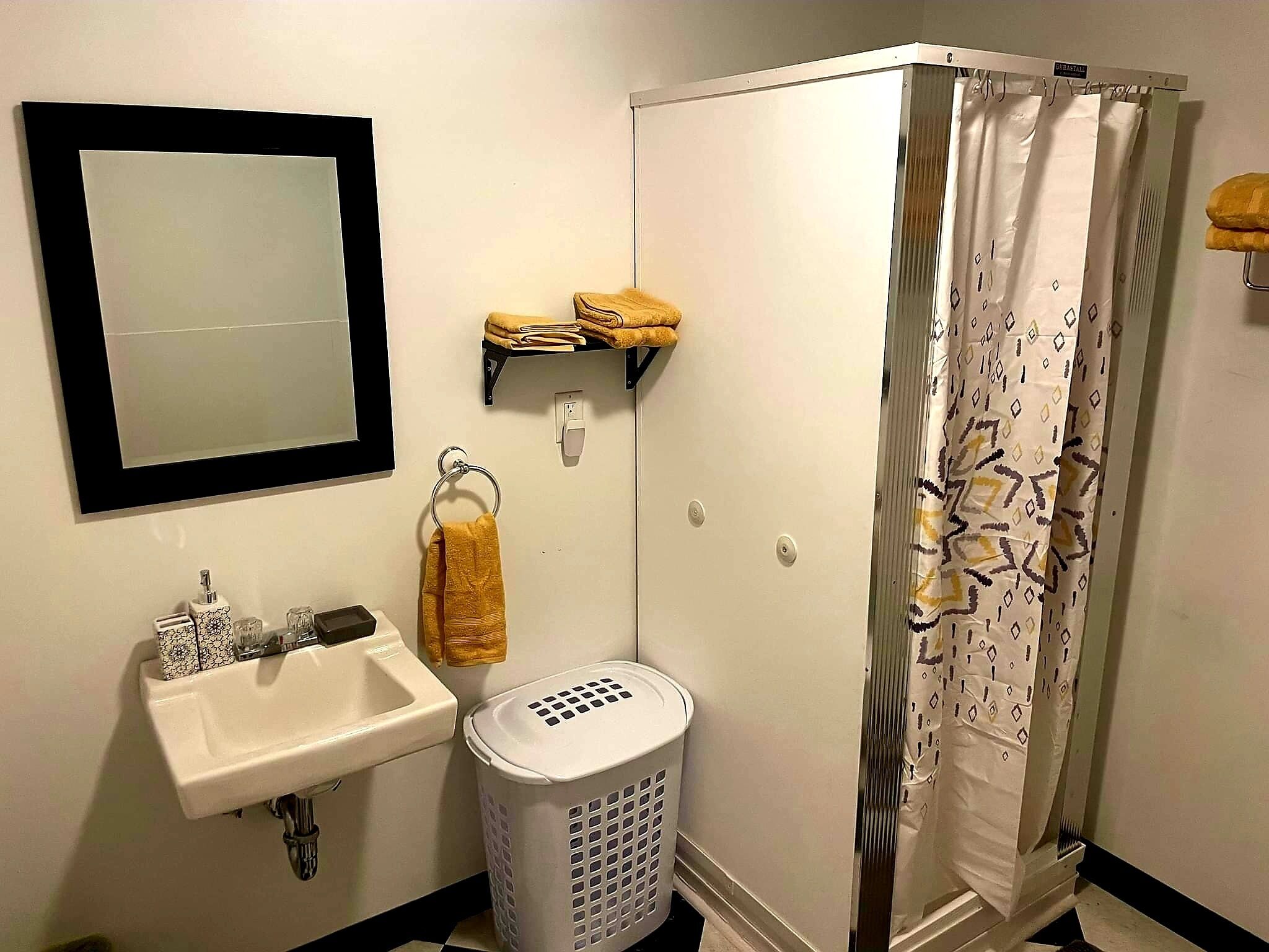 Dusch, hårtork, handdukar och tvål