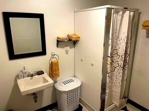 Shower, hair dryer, towels, soap - 1BR Close to MTU, Keweenaw, Houghton w/Full Amenities on the SXS SnowmobileTrail (South Range)
