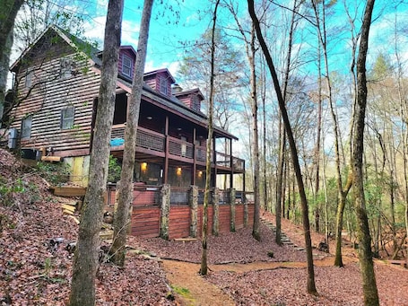 Exterior. Ruhewald Cabin - Hot Tub, 3 Creeks w/Waterfalls, Remote