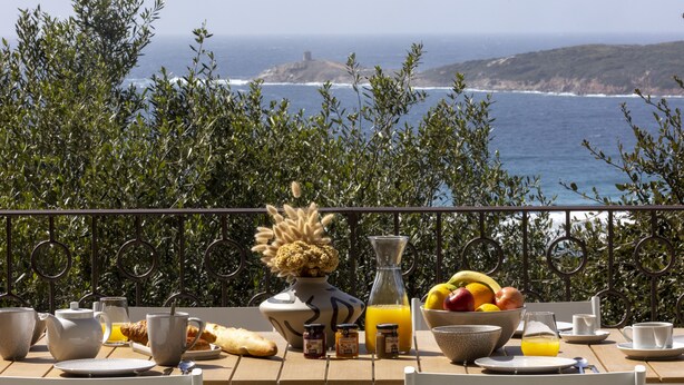 Un desayuno con vistas al mar y las colinas.
