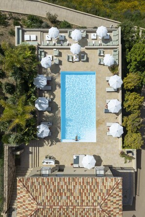 Seasonal outdoor pool, pool umbrellas, pool loungers - Résidence Omigna (Cargese)