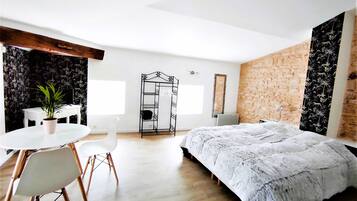 5 slaapkamers, een strijkplank/strijkijzer, gratis wifi, beddengoed