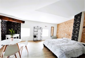 5 slaapkamers, een strijkplank/strijkijzer, gratis wifi, beddengoed