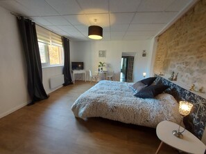 5 bedrooms, iron/ironing board, free WiFi, bed sheets - Charming gite  in the heart of the Beaujolais (Theizé)