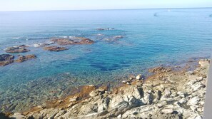 Rannalla, aurinkotuoleja