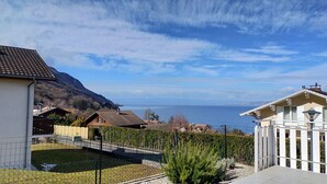 Zona residencial con casas, cielo despejado y vistas a una gran masa de agua.