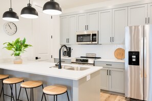 Refrigerador, microondas, horno y parrilla de estufa 