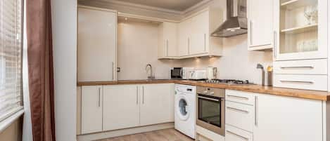 Frigorífic, microones, forn i placa de cuina