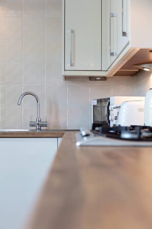 Kylskåp, mikrovågsugn, ugn och spishäll