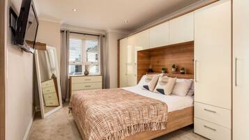 2 bedrooms, iron/ironing board, travel cot, WiFi