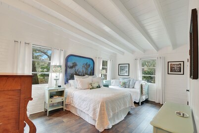 Mid-Century Charm • Pools & Porch • Jekyll Island Rental