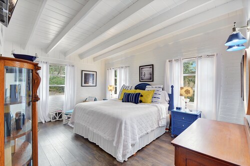 Mid-Century Charm • Pools & Porch • Jekyll Island Rental