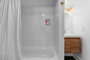 Combined shower/tub, towels, soap, shampoo