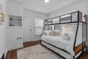 5 bedrooms, desk, WiFi, bed sheets