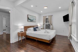 5 bedrooms, desk, WiFi, bed sheets
