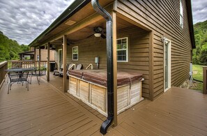 Outdoor dining - Riverside Cabin w/Fishing, Hot Tub & Firepit (COSBY)