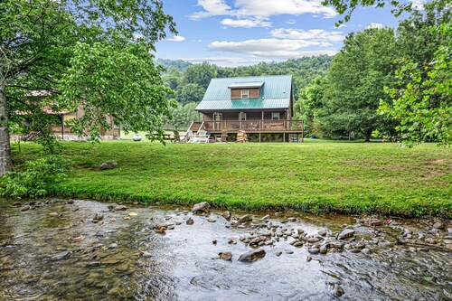 Riverside Cabin w/Fishing, Hot Tub & Firepit