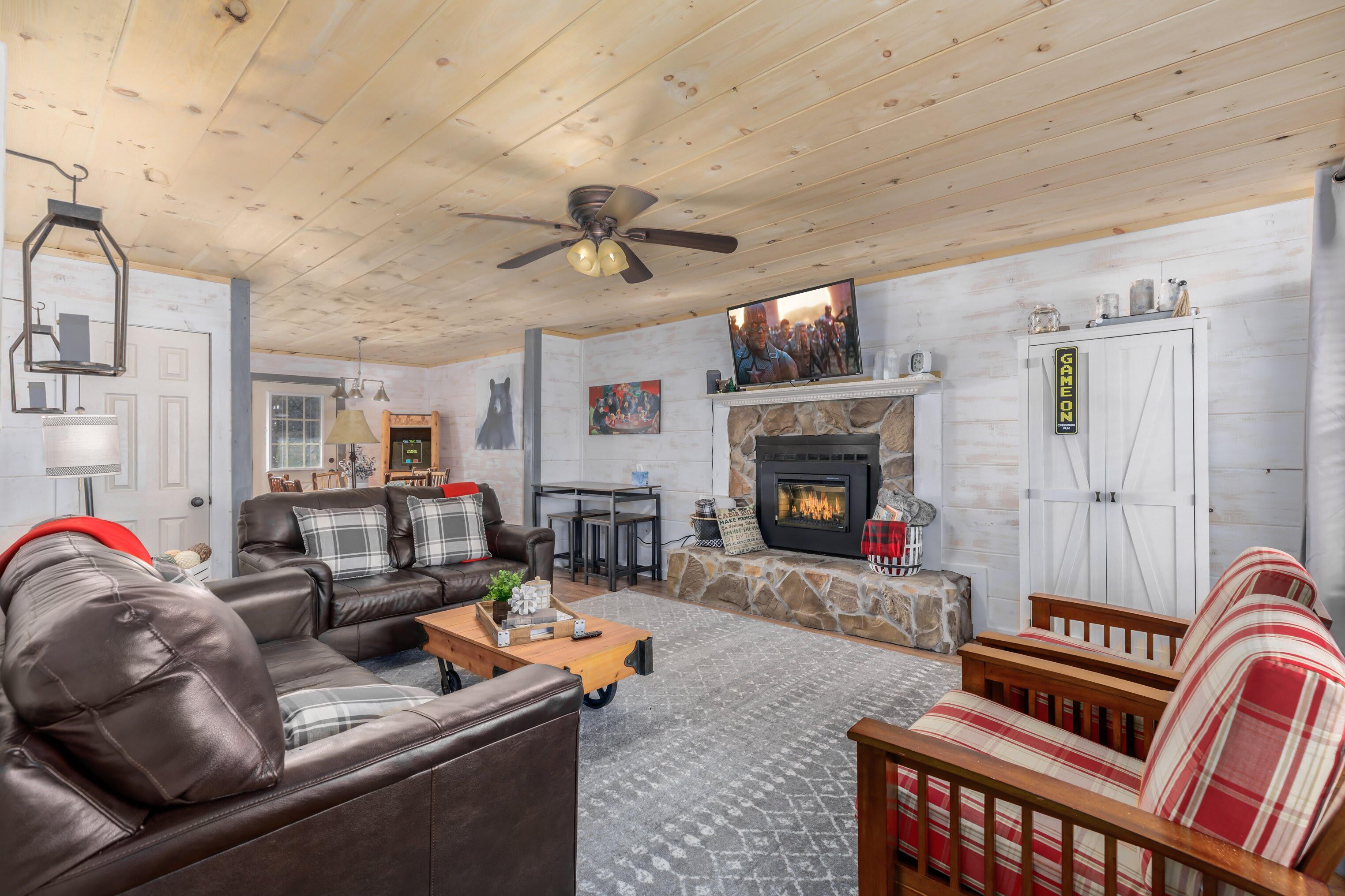 Amazing river and mountain views! Two miles from The Smokies National Park!