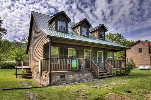 Riverside Cabin w/Fishing, Hot Tub & Firepit