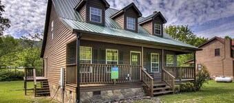 Riverside Cabin w/Fishing, Hot Tub & Firepit