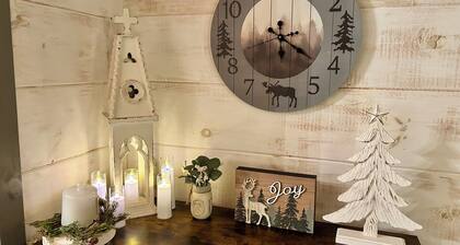 Creekside: This Cabin is All That and a Bag of Chips... by the Creek!