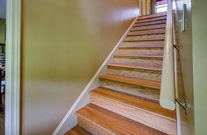 A wooden staircase with a white handrail and a beige wall. - Riverside Cabin w/Fishing, Hot Tub & Firepit (COSBY)