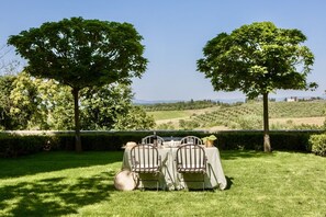 Outdoor dining - VILLA IL PRINCIPE - Nine Bedroom Villa, Sleeps 18 (Castellina in Chianti)