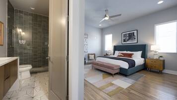 4 slaapkamers, een bureau, een strijkplank/strijkijzer, wifi