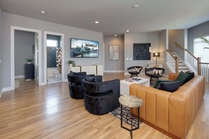 Interior - Rooftop Skyline Views DT Nash Sleeps 12 (Nashville)